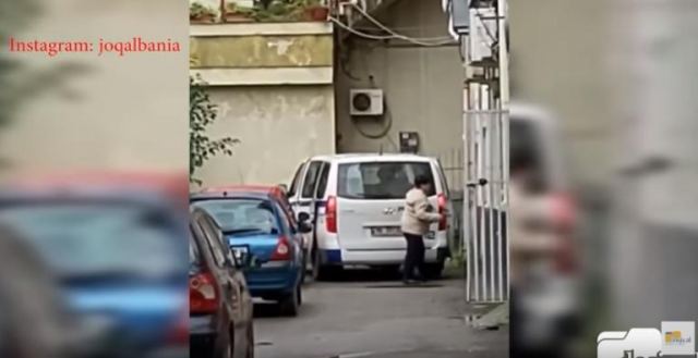 Αλβανία: Αστυνομικός διοικητής κλέβει την ανθρωπιστική βοήθεια για τους σεισμόπληκτους! Video ντοκουμέντο