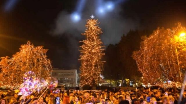 Φωταγωγήθηκε το ψηλότερο Χριστουγεννιάτικο δέντρο στην Ελλάδα και δεν είναι στην Αθήνα