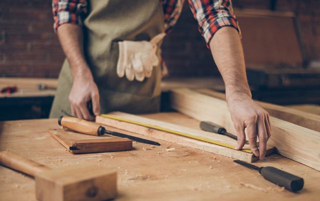 Ζητείται τεχνίτης - ξυλουργός για εργασία από την εταιρεία «Ξύλο και Αρμονία»