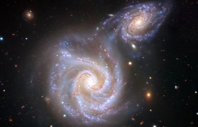 Ανακαλύφθηκε ο πρώτος γαλαξίας που έχει τρεις μαύρες τρύπες στο κέντρο του