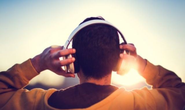 Πόσο κακό κάνει η συχνή χρήση ακουστικών;