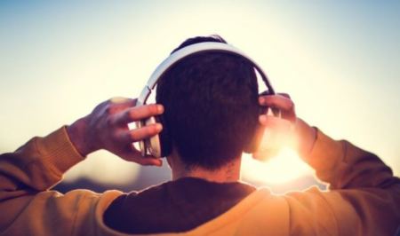 Πόσο κακό κάνει η συχνή χρήση ακουστικών;