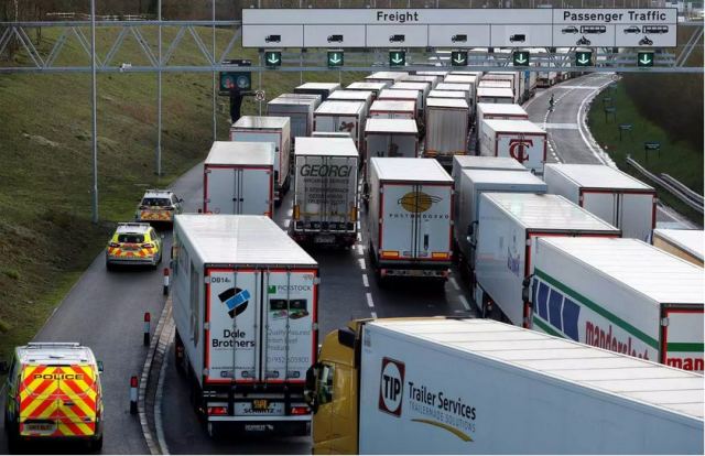Βρετανία: «Έμφραγμα» στα σύνορα! Ουρές χιλιομέτρων από ακινητοποιημένα φορτηγά, χάος για οικογένειες (pics)