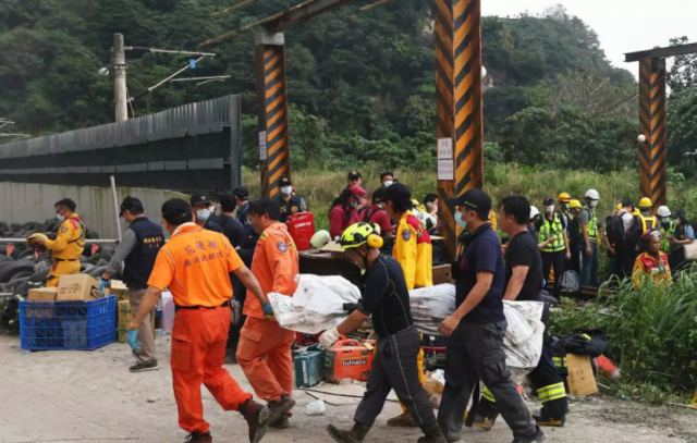 Ταϊβάν: 48 οι νεκροί από τον εκτροχιασμό τρένου - «Έπεφταν ο ένας πάνω στον άλλον» (pics, video)