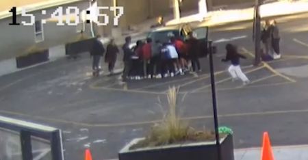 Η συγκλονιστική στιγμή που μαθητές γυμνασίου σηκώνουν αυτοκίνητο, για να σώσουν μητέρα μαζί με τα παιδιά της