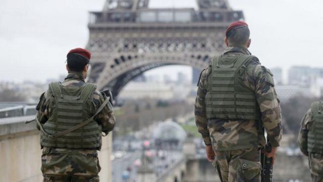 Σύσσωμη η διεθνής κοινότητα στο πλευρό της Γαλλίας - Με 7.000 «επίλεκτους στρατιώτες» απαντά ο Μακρόν στην επίθεση