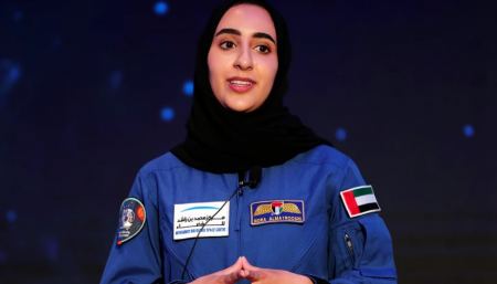 Η πρώτη γυναίκα αραβικής καταγωγής ετοιμάζεται για προσελήνωση της NASA, φορώντας διαστημική στολή με χιτζάμπ