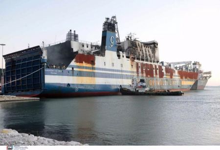 «Euroferry Olympia»: Ολοκληρώθηκε η απομάκρυνση των καμένων οχημάτων από δύο γκαράζ του πλοίου