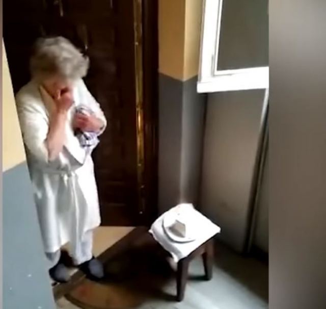 Κορωνοϊός στην Ισπανία: 80χρονη είχε γενέθλια και οι γείτονες της τραγούδησαν από τα μπαλκόνια τους