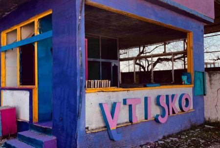 Ένα εγκαταλελειμμένο γραφείο στην Εύβοια μετατράπηκε στην πιο πολύχρωμη ντισκοτέκ!