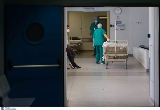 Κορωνοϊός: Απόγνωση στα νοσοκομεία της Αττικής με εντατικές χωρίς κενά κρεβάτια – Το σχέδιο που θα δώσει το «φιλί της ζωής»