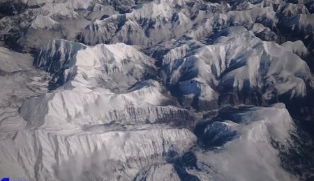 Εντυπωσιακό βίντεο με «δορυφορική πτήση» πάνω από τη χιονισμένη Πίνδο