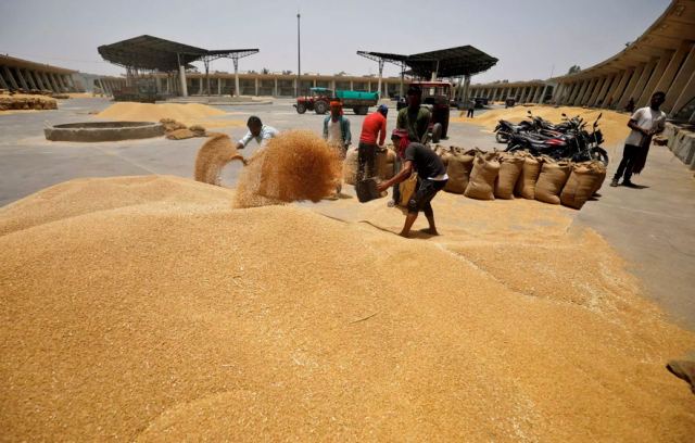 Η Ινδία ξεμπλοκάρει τις εξαγωγές σιταριού που περιμένουν εκτελωνισμό