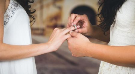 Γάμος ομόφυλων ζευγαριών: Τα «παραθυράκια» για την απόκτηση παιδιού με παρένθετη μητέρα