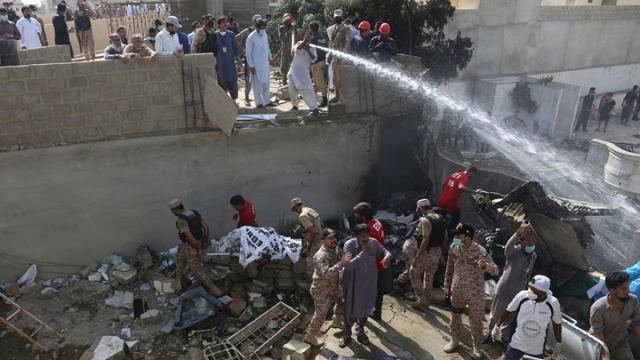 Τραγωδία στο Πακιστάν: Λόγω αμέλειας των πιλότων η συντριβή του αεροπλάνου - Μιλούσαν για τον κορωνοϊό