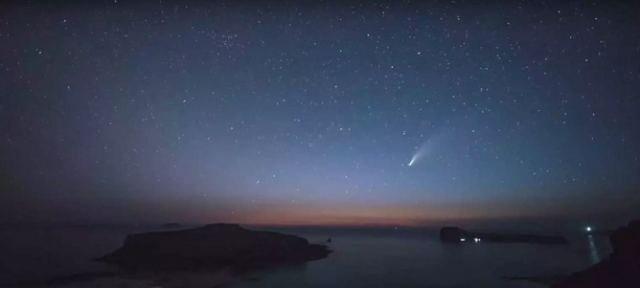 Χανιά: Η στιγμή που κομήτης περνάει πάνω από τον ονειρεμένο Μπάλο στην Κίσαμο (Βιντεο)