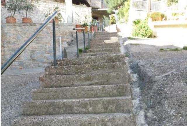 Τι θα γίνει με τα επικίνδυνα σκαλοπάτια της οδού Θέτιδος;