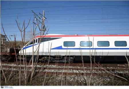 Κομισιόν: «Πρόθυμη» να συνεργαστεί με την Ελλάδα για τη βελτίωση της ασφάλειας των τρένων στον απόηχο των Τεμπών