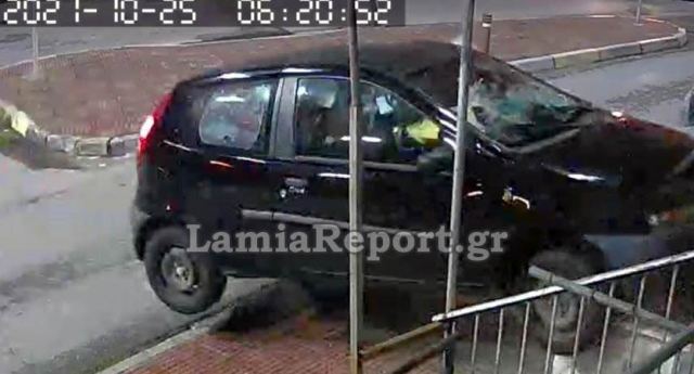 Λαμία: Κάμερα κατέγραψε τροχαίο - Αυτοκίνητο «καρφώθηκε» σε σπίτι - ΒΙΝΤΕΟ