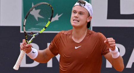Χόλγκερ Ρούνε: Ποιος είναι ο 20χρονος Δανός τενίστας που κέρδισε δύο φορές σε έξι μήνες τον Τζόκοβιτς