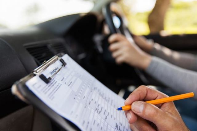 Δίπλωμα οδήγησης από 17 ετών - Τι περιλαμβάνει το νέο νομοσχέδιο
