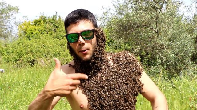 Ευρυτάνας μελισσοκόμος γίνεται viral με χιλιάδες μέλισσες στο κορμί του (ΒΙΝΤΕΟ)