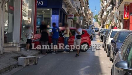 Λαμία: Αυτοκίνητο καρφώθηκε σε βιτρίνα στο κέντρο της πόλης - ΦΩΤΟ