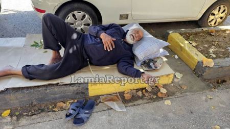 Λαμία: Ηλικιωμένος με σοβαρά προβλήματα υγείας κοιμάται στο πεζοδρόμιο - ΒΙΝΤΕΟ