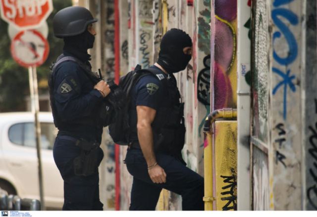 Μεγάλη αστυνομική επιχείρηση σε υπό κατάληψη κτίριο δίπλα στην ΑΣΟΕΕ