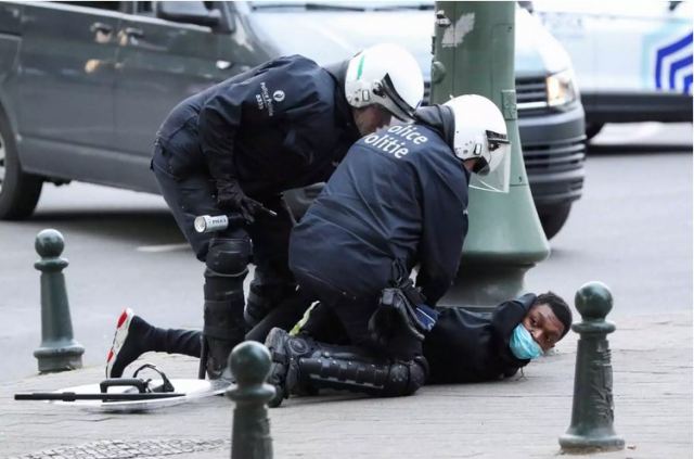 Εικόνες “Φλόιντ” και στις Βρυξέλλες: Αστυνομικοί πατούν στο λαιμό έφηβο