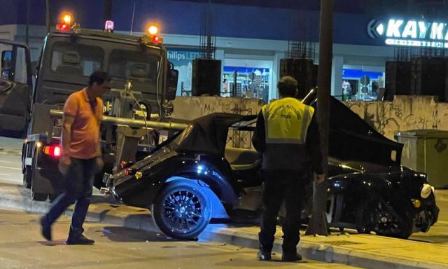 Αυτοκίνητο έπεσε σε κολόνα στη Λάρισα (ΦΩΤΟ)