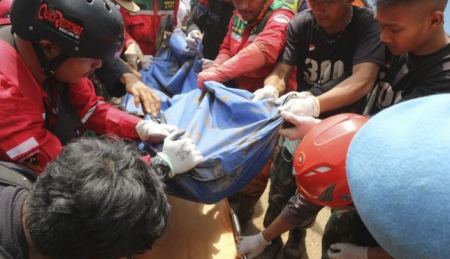 Ινδονησία: Στους 268 οι νεκροί, ανάμεσά τους πολλά παιδιά - Μάχη με τον χρόνο για τους αγνοούμενους