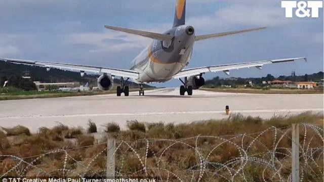 Βίντεο: Τουρίστας ήθελε να δει από κοντά απογείωση αεροσκάφους στη Σκιάθο και... εκτοξεύτηκε