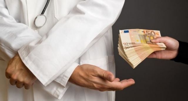 Πιάστηκε &quot;στα πράσα&quot; γιατρός δημόσιου νοσοκομείου για &quot;φακελάκι&quot; - Ζητούσε 500 ευρώ για επέμβαση