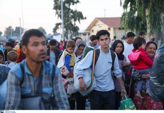 Λέσβος: Νέες εικόνες απελπισίας! Έτσι μπαίνουν στη νέα δομή του Κάρα Τεπέ χιλιάδες πρόσφυγες και μετανάστες (Φωτό)