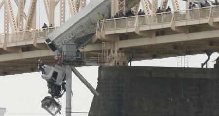 Κεντάκι: Κινηματογραφική διάσωση οδηγού φορτηγού – Κρεμόταν από γέφυρα πάνω από ποταμό