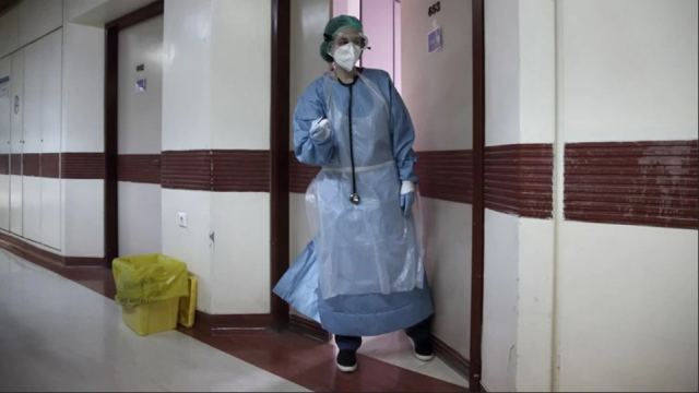 Σκηνές απείρου κάλλους στην Ξάνθη: Συγγενείς μπούκαραν στο νοσοκομείο για να πάρουν ασθενή με κορωνοϊό
