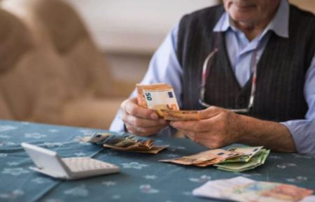 Εργαζόμενοι συνταξιούχοι: Διευκρινίσεις Τσακλόγλου για το νέο καθεστώς και τα όρια ηλικίας συνταξιοδότησης