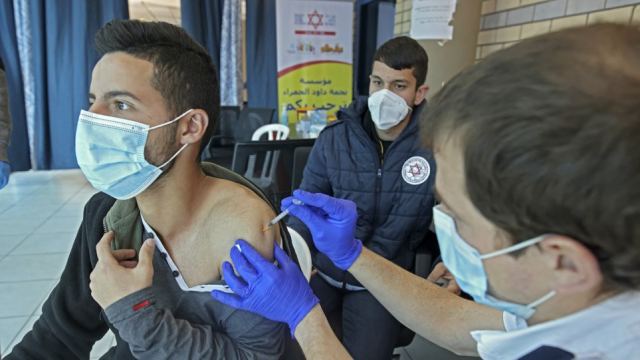 Ισραήλ: Εμβόλιο ή συχνό τεστ, αλλιώς στο σπίτι χωρίς μισθό
