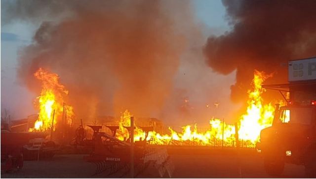 Καίγεται εργοστάσιο ξυλείας στη Λάρισα