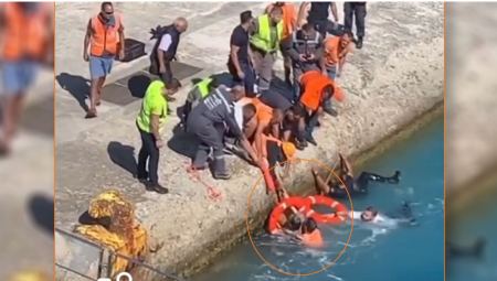 Τήνος: Γυναίκα έπεσε στη θάλασσα κατά την επιβίβαση στο πλοίο - Έσπευσαν να την σώσουν (βίντεο)