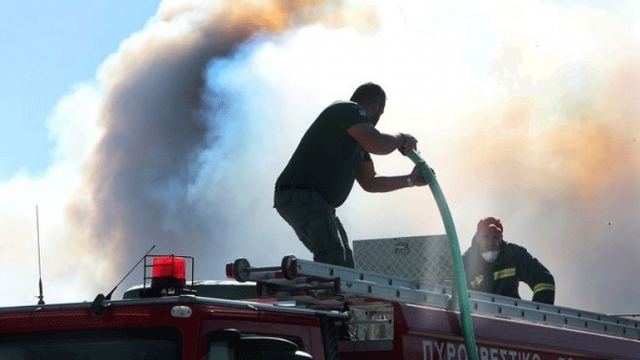 Πυρκαγιά σε βιοτεχνία επίπλων στο Σχηματάρι – Τραυματίστηκε ο ιδιοκτήτης