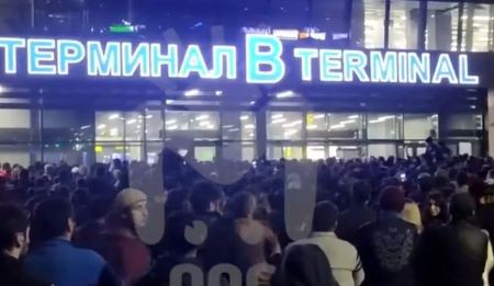 Φιλοπαλαιστίνιοι διαδηλωτές εισέβαλαν σε αεροδρόμιο στη Ρωσία όπου θα προσγειωνόταν αεροπλάνο από το Ισραήλ