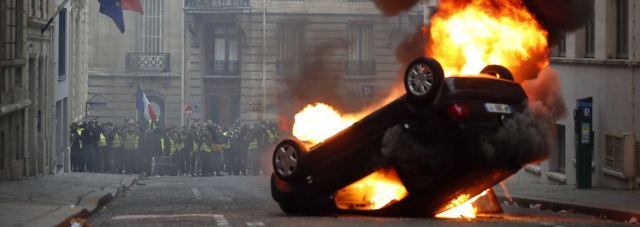 Χάος στο Παρίσι: «Εμπόλεμη ζώνη» με δακρυγόνα και πλαστικές σφαίρες στα &quot;κίτρινα γιλέκα&quot;
