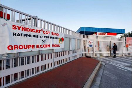 Γαλλία: Ξεκίνησε η επίταξη απεργών στα διυλιστήρια – Εντολή σε εργαζόμενους της Exxon Mobil και σφοδρές αντιδράσεις