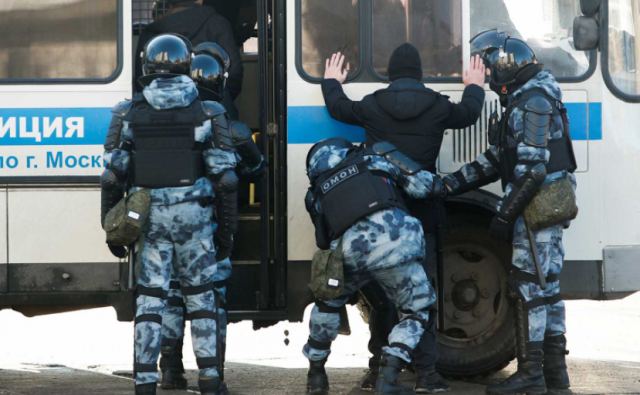 Ρωσία: Τουλάχιστον 26 συλλήψεις έξω από το δικαστήριο όπου πρόκειται να εμφανιστεί ο Ναβάλνι (pics)