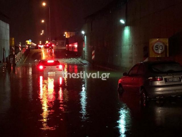 Εγκλωβίστηκαν οδηγοί στον πλημμυρισμένο Περιφερειακό στην Θεσσαλονίκη! (vid)