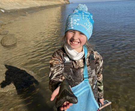 Κοριτσάκι εντόπισε σπάνιο απολίθωμα δοντιού πελώριου καρχαρία- Είναι μεγαλύτερο από το χέρι της