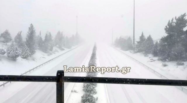 Χιονίζει ασταμάτητα στην εθνική οδό (ΒΙΝΤΕΟ - ΦΩΤΟ)
