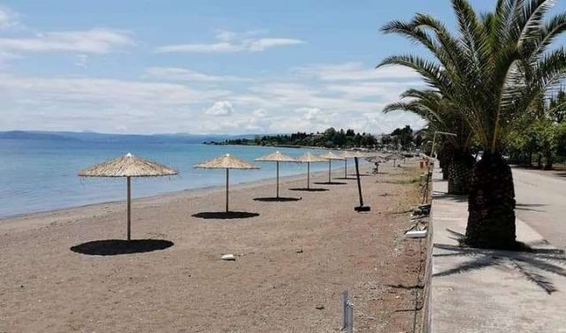 Νέες ομπρέλες στις παραλίες του Δήμου Λοκρών